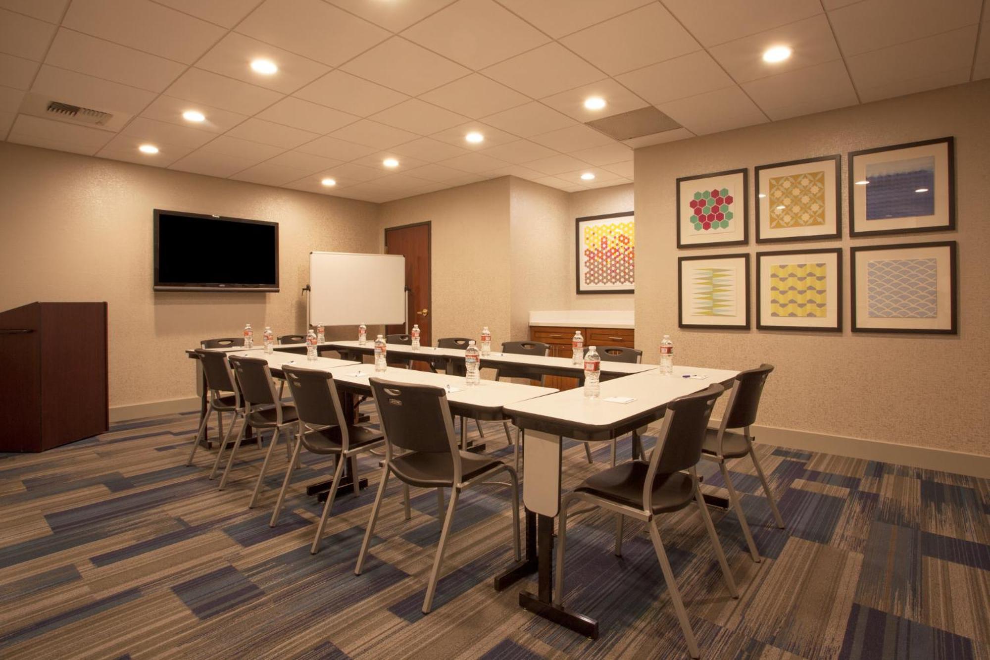 Holiday Inn Express Davis-University Area By Ihg Exterior photo