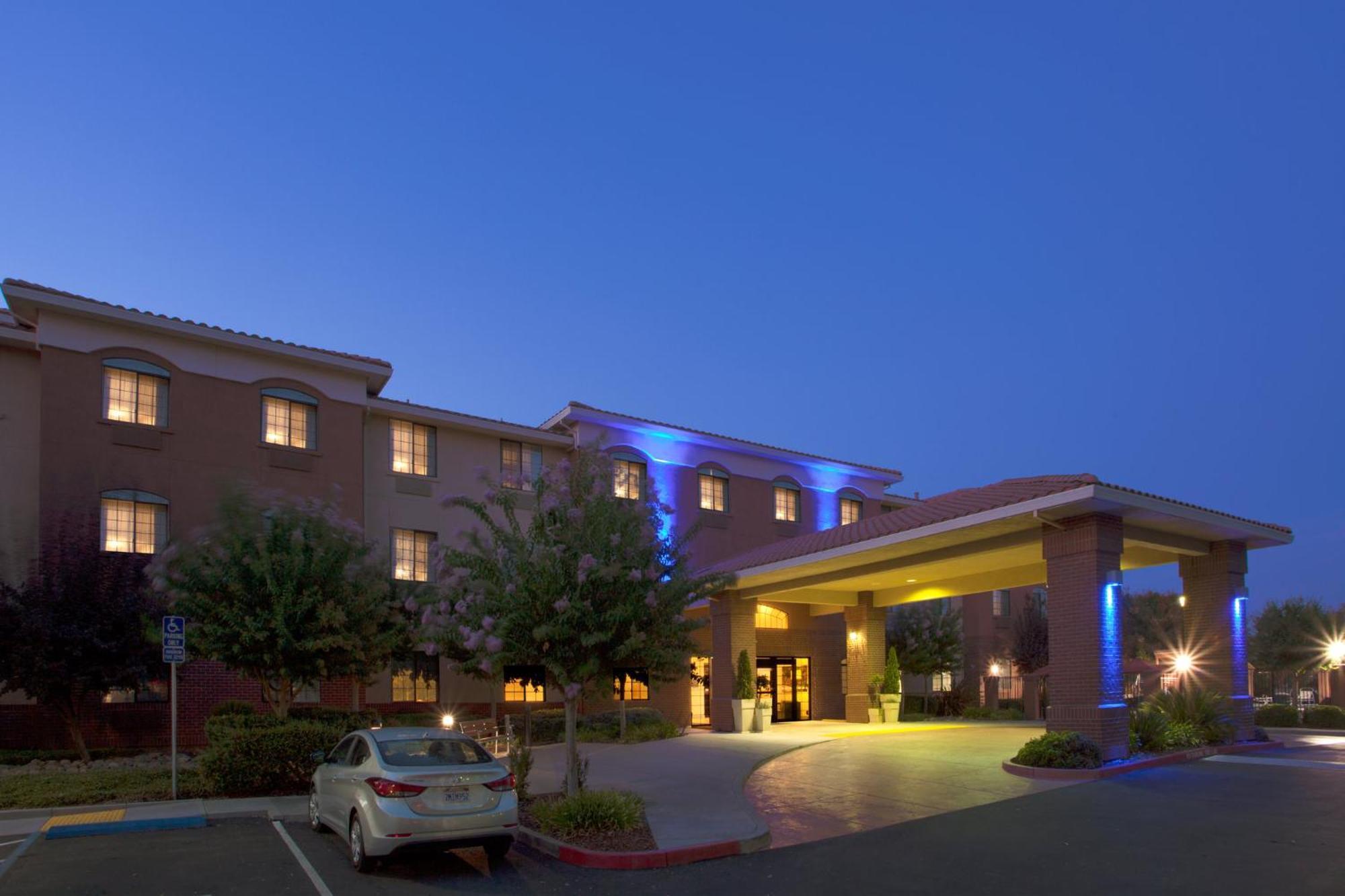Holiday Inn Express Davis-University Area By Ihg Exterior photo